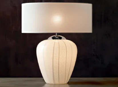 Lampada da tavolo Strip con vaso bianco e argento con colature di vetro e paralume in tessuto bianco di Le Fablier