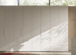 Armadio con anta battente Liscia + M 14 + cabina Alea 37 di Orme