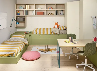 Cameretta su misura con 2 letti e armadio ad angolo Kids space 04 di Nidi