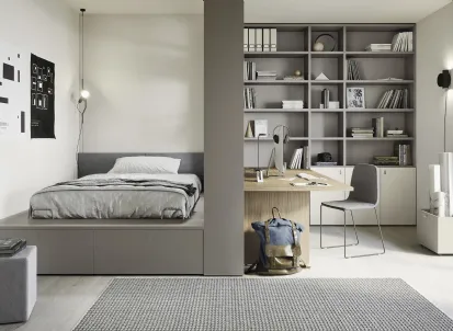 Cameretta con letto su cassettone e ampia libreria Next space 02 di Nidi
