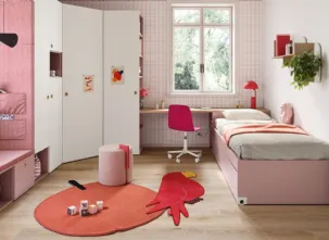 Cameretta su misura con cabina armadio ad angolo e panca contenitore Kids space 07 di Nidi