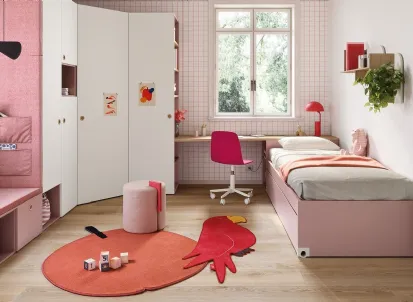 Cameretta su misura con cabina armadio ad angolo e panca contenitore Kids space 07 di Nidi