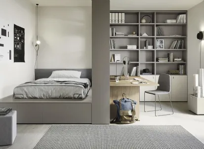 Cameretta componibile con letto su cassettone, scrivania e ampia libreria Next space 02 di Nidi