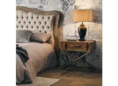 Comodino Borealis rivestito in vera pelle con base in metallo color ottone di Dialma Brown