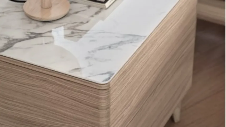 Comodino in legno con piano in ceramica effetto marmo Boston di Calligaris