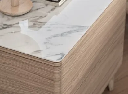 Comodino in legno con piano in ceramica effetto marmo Boston di Calligaris