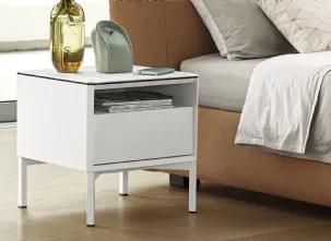 Comodino York in laccato Bianco opaco con piedini in metallo di Calligaris