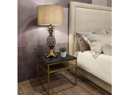 Comodino Climene con top in legno stratificato di Rovere in finitura Dark Brown e base in metallo finitura Antique Gold di Dialma Brown