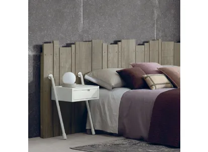 Comodino Edgar realizzato in microparticelle di legno e laccato con baguette laterali in metallo dello stesso colore di Dialma Brown