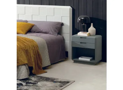 Comodino Henry realizzato in microparticelle di legno e laccato Ardesia di Dialma Brown