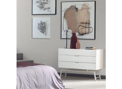 Comò Kubrik110 realizzato in legno laccato con base in metallo dello stesso colore di Dialma Brown