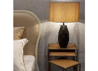 Comodino Mafdet formato da tre tavolini di altezze diverse con top in legno di Mindi naturale e struttura in metallo di Dialma Brown