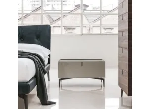 Comodino laccato con top e base in acciaio verniciato Meridien di Alivar