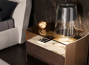 Comodino con ripiano in vetro, top in marmo, cassetto in essenza e struttura in alluminio laccato Milvian Night di Misuraemme