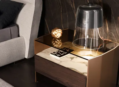 Comodino con ripiano in vetro, top in marmo, cassetto in essenza e struttura in alluminio laccato Milvian Night di Misuraemme