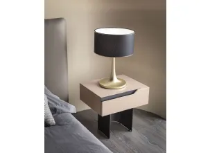 Comodino in legno laccato con base in metallo Mirage di Cantori