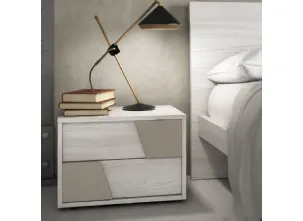 Comodino in materico effetto olmo bianco e maniglie in laccato écru di Orme
