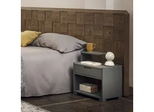 Comodino con sopralzo Paul realizzato in microparticelle di legno e laccato Ardesia di Dialma Brown