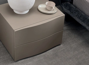 Comodino laccato Sinuosa di Calligaris