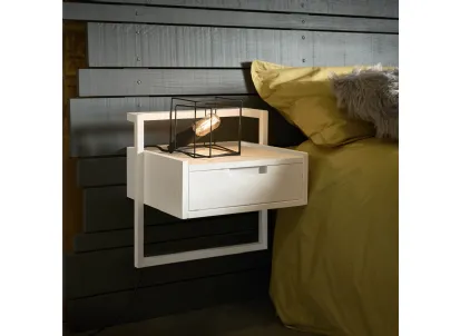 Comodino Vincent realizzato in microparticelle di legno e laccato di Dialma Brown
