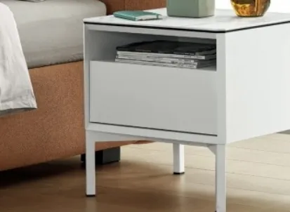 Comodino in legno laccato opaco York di Calligaris