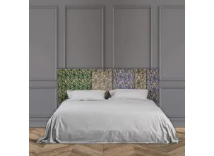 Letto con testiera sospesa imbottita e rivestita in tessuto Aker di Dialma Brown