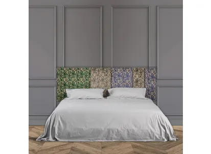 Letto con testiera sospesa imbottita e rivestita in tessuto Aker di Dialma Brown