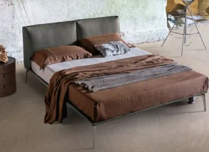 Letto in pelle con piedi in acciaio Papillon di Alivar