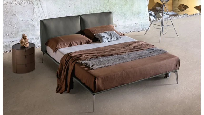 Letto in pelle con piedi in acciaio Papillon di Alivar