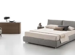 Letto in tessuto con testiera imbottita Parsifal di Alivar