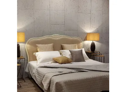 Letto con testiera sagomata in legno laccato bianco rivestita in tessuto Anat di Dialma Brown