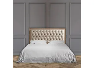 Letto con testiera in legno massello di Rovere naturale spazzolato, con imbottitura e rivestimento in tessuto finitura Capitonné Antagora di Dialma Brown