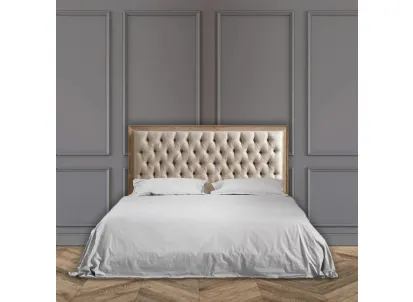 Letto con testiera in legno massello di Rovere naturale spazzolato, con imbottitura e rivestimento in tessuto finitura Capitonné Antagora di Dialma Brown