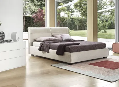 Letto in tessuto con testiera Austin di Calligaris