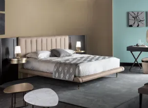 Letto con testiera in legno e pelle Mirage di Cantori