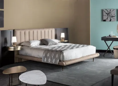 Letto con testiera in legno e pelle Mirage di Cantori