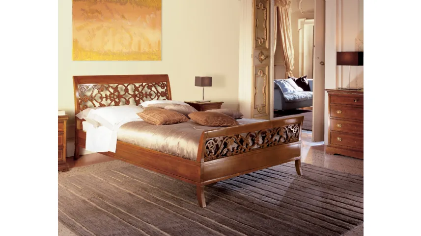Letto matrimoniale in legno con testiera e pediera traforate Ciclamino di Le Fablier