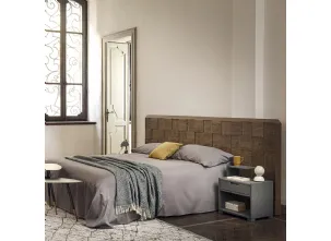 Letto con testiera realizzata in legno massello di Conifera Dama270 di Dialma Brown