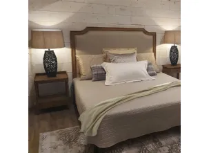 Letto con testiera sagomata in legno massello di Rovere naturale spazzolato, con imbottitura e rivestimento in tessuto Emera di Dialma Brown
