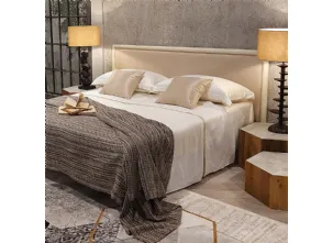 Letto con testiera in legno massello laccato White Vintage, con imbottitura e rivestimento in tessuto Era di Dialma Brown