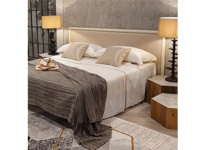 Letto con testiera in legno massello laccato White Vintage, con imbottitura e rivestimento in tessuto Era di Dialma Brown