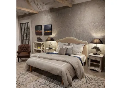 Letto con testiera sagomata in legno massello laccato White Vintage, con imbottitura e rivestimento in tessuto Freia di Dialma Brown
