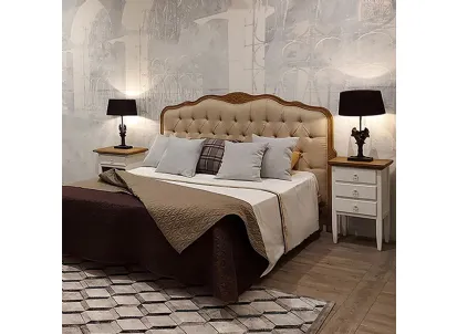 Letto con testiera sagomata in legno massello di Rovere naturale spazzolato rivestita in tessuto di lino trapuntato Geras di Dialma Brown
