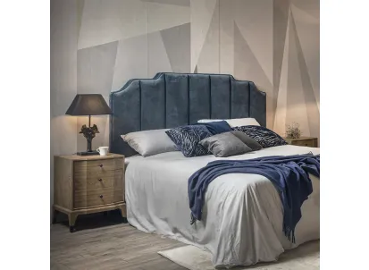 Letto con testiera rivestita in tessuto con design dogato Hama di Dialma Brown