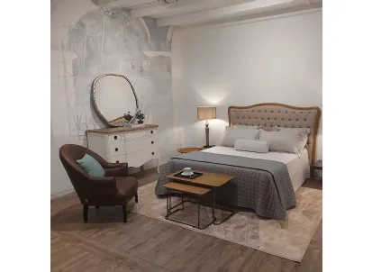 Letto con testiera sagomata in legno massello di Rovere naturale spazzolato rivestita in tessuto di lino trapuntato Hapi di Dialma Brown