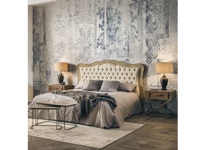 Letto con testiera sagomata in legno massello di Rovere naturale spazzolato rivestita in tessuto trapuntato Horta di Dialma Brown