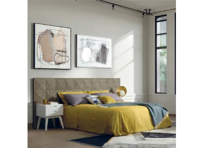 Letto con testiera realizzata in legno massello di Conifera Isabella di Dialma Brown