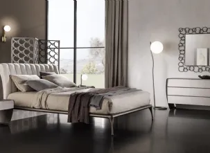 Letto a una piazza e mezza con testiera imbottita, con trapuntatura verticale e piedi in metallo Iseo di Cantori