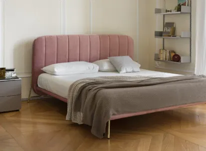 Letto in tessuto imbottito con testiera dalle cuciture verticali Le Marais di Calligaris
