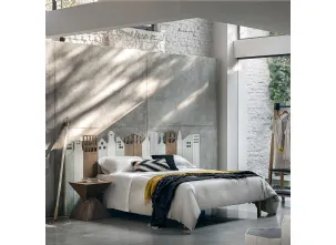 Letto con testiera di design realizzata in legno massello di Conifera Manhattan di Dialma Brown